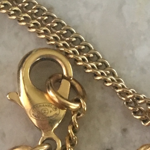 ❣️SOLD❣️Chanel Matte Gold CC necklace - Picture 5 of 8